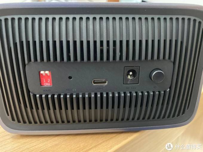 绿联usb-c双盘位磁盘阵列盒外观展示